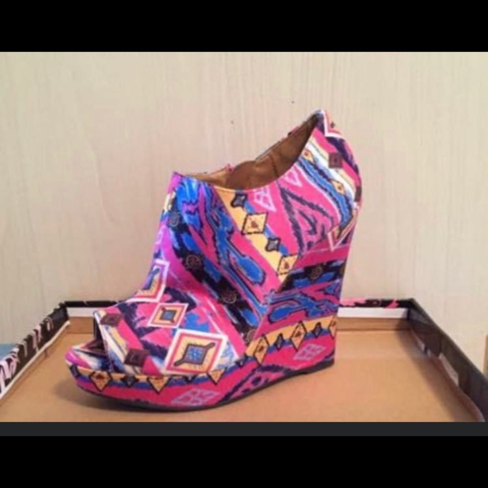 Peep toe wedge